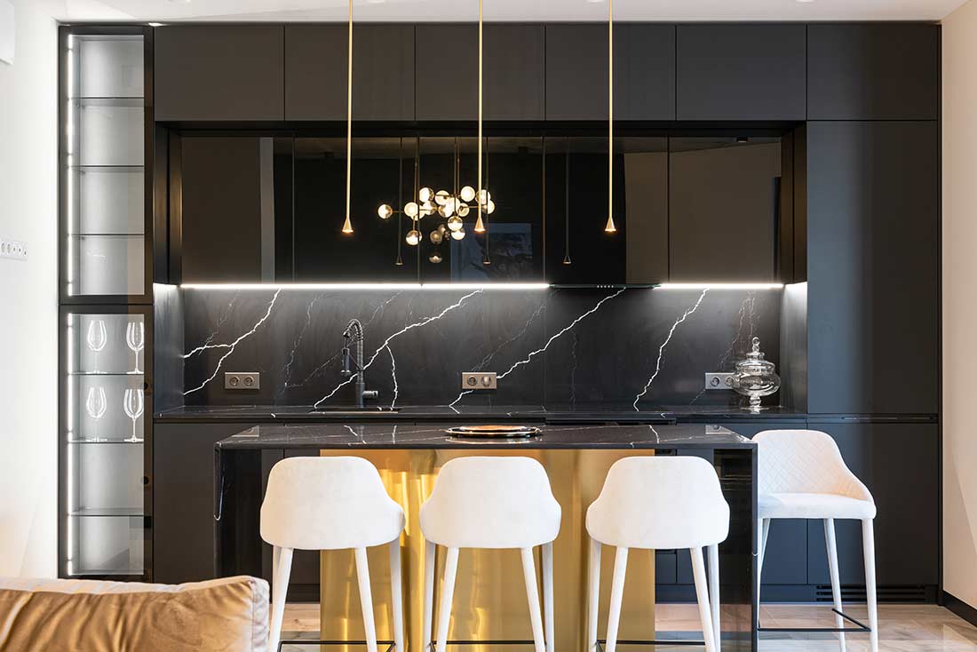 A new way to an elegant kitchen: black backsplashes